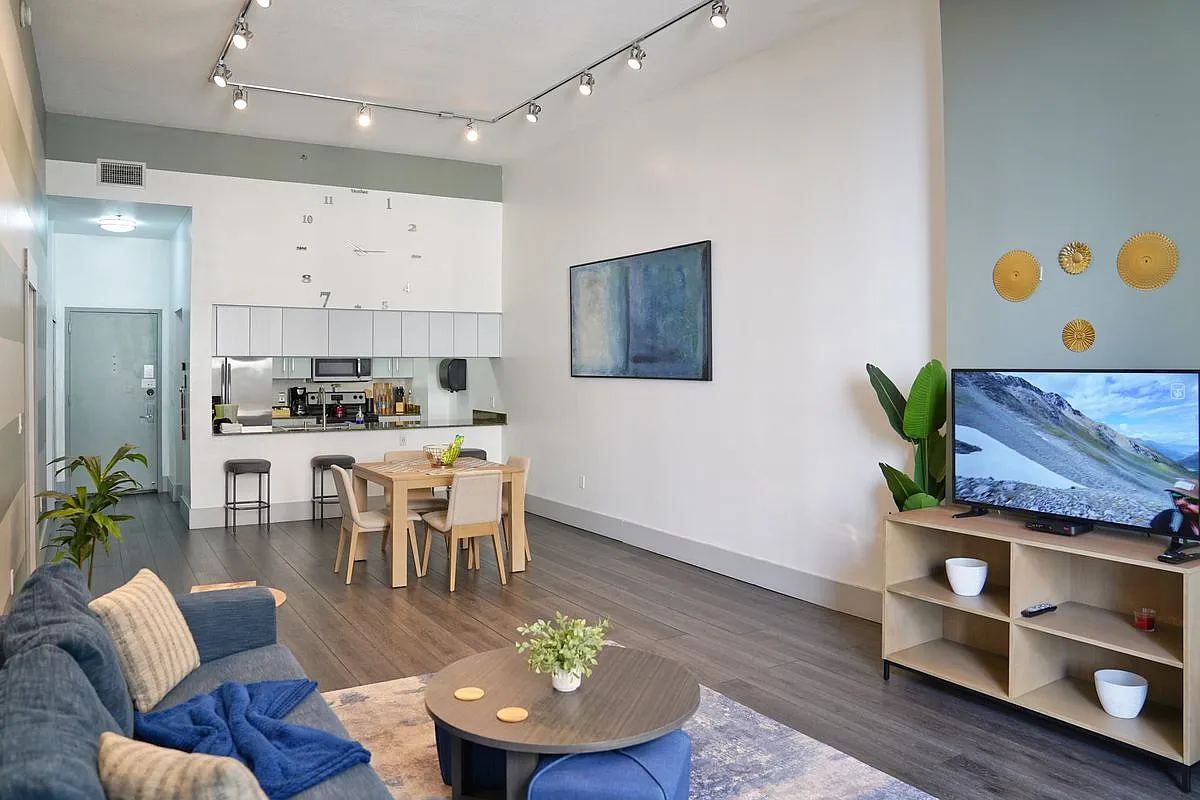 2 bed, 1.0 bath, 1072 sqft, $4,300 — Photo 1