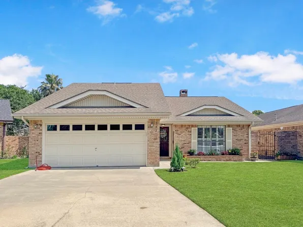 332 Castle Dr, Port Neches, TX 77651