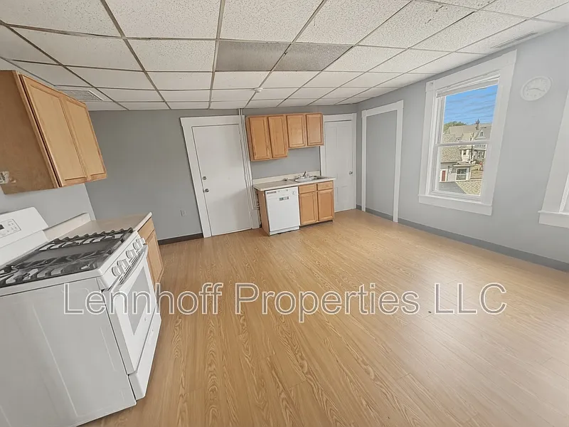 3 bed, 1.0 bath, $2,050 — Photo 3