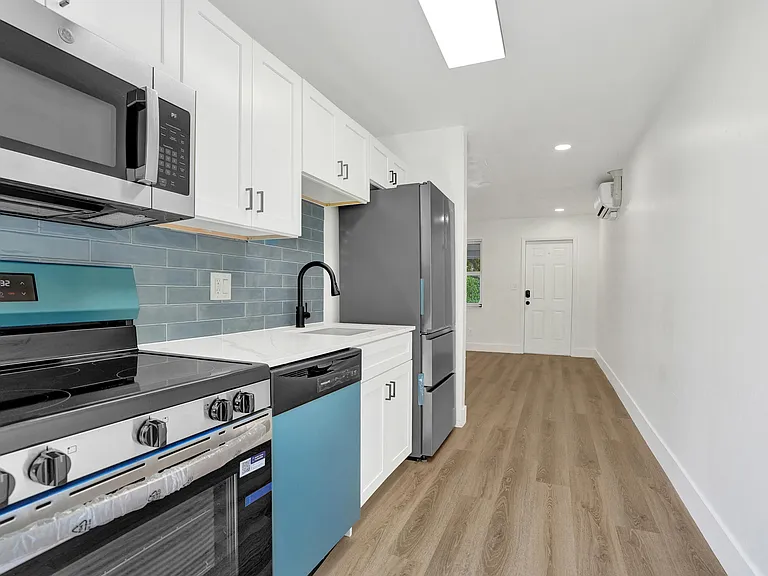 2018 NE 15th St — Photo 9