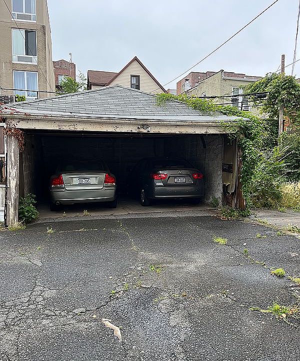 2nd image of 1662 W 9th St