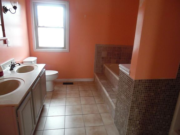 5th image of 508 W Brown St
