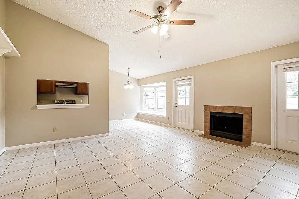 3 bed, 2.0 bath, 1201 sqft, $2,175 — Photo 4