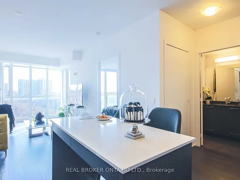9471 Yonge St #623 — Photo 5
