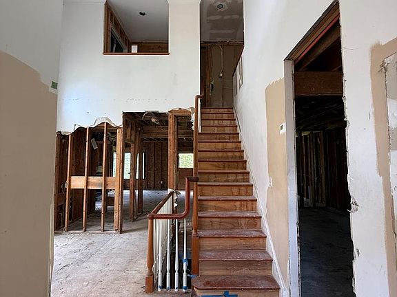 4th image of 310 Overlook Ln