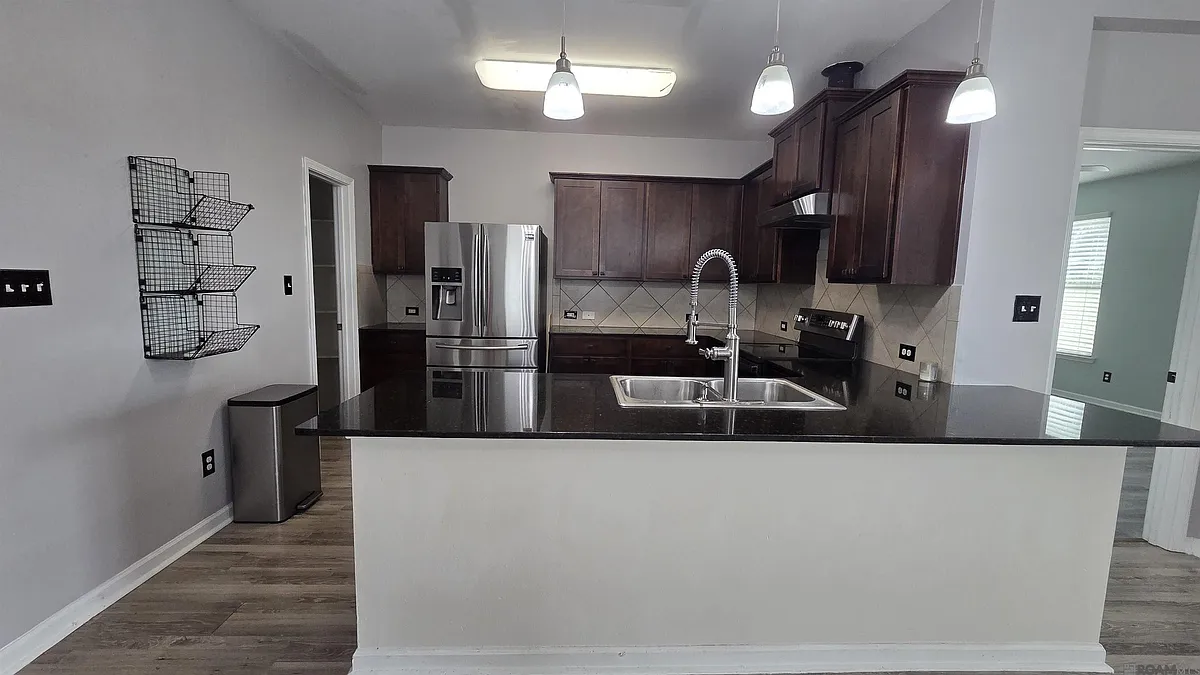 Building Photo - 583 Fall River Dr