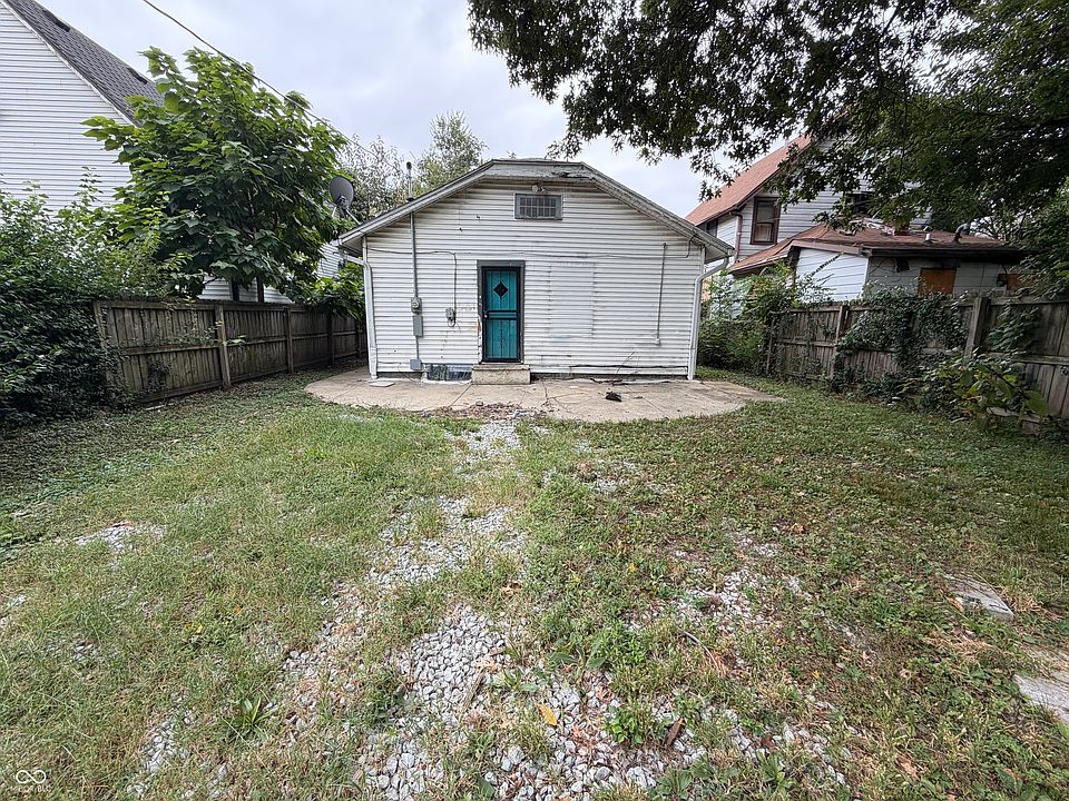 2nd image of 2437 N Dearborn St