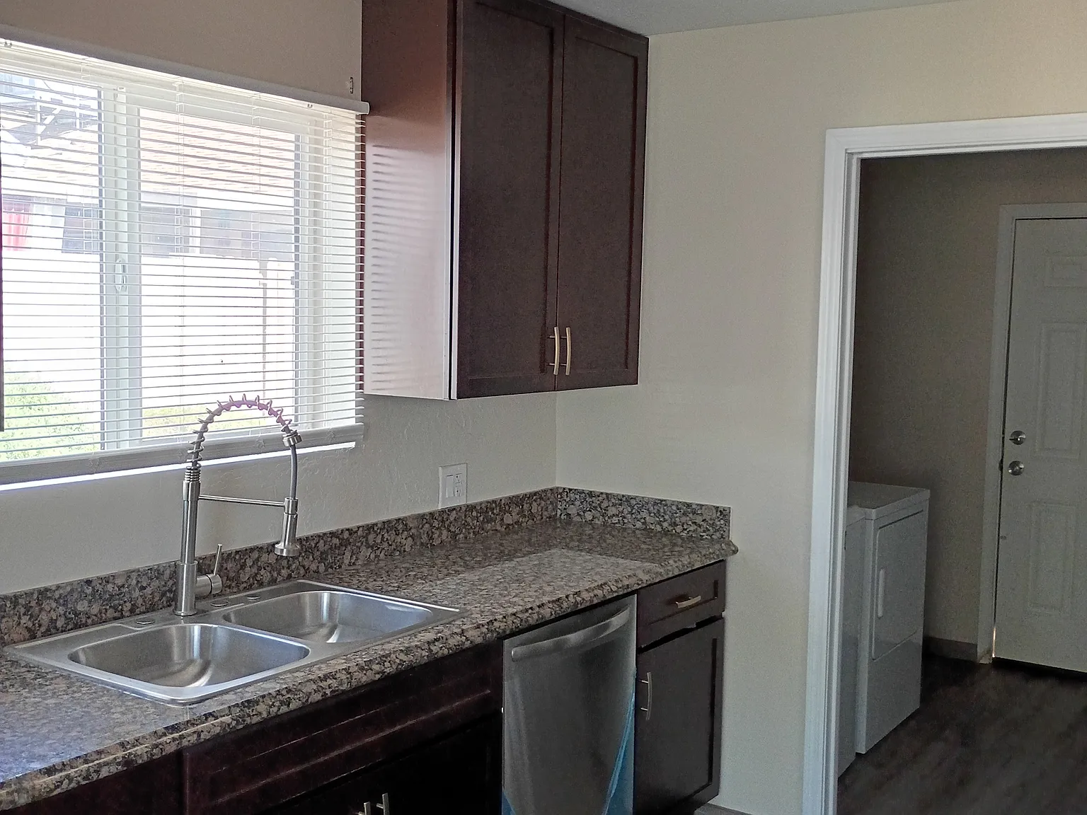 3 bed, 1298 sqft, $2,030 — Photo 2
