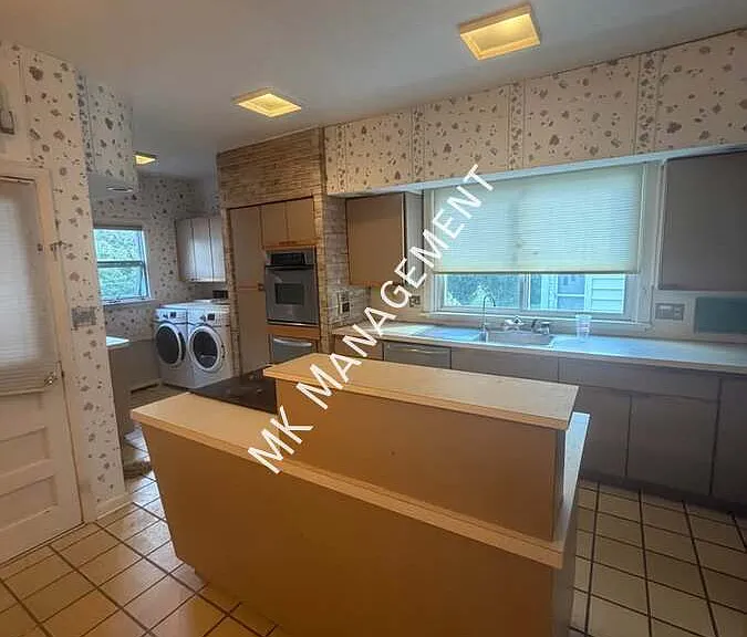 571 Charles Ave — Photo 3