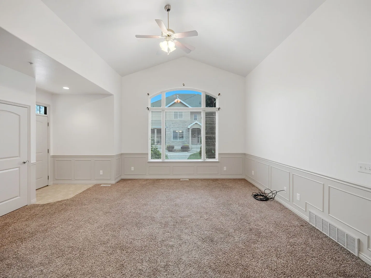 3 bed, 3.5 bath, 2450 sqft, $2,500 — Photo 3