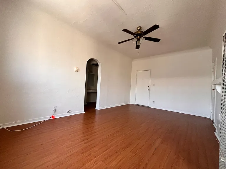 512 N Alexandria Ave — Photo 3