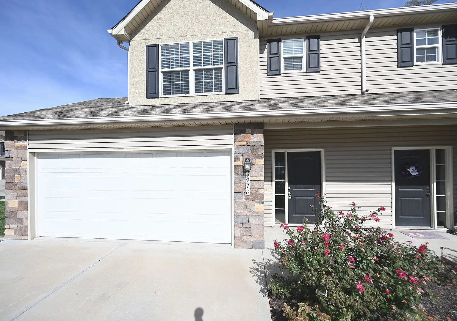 3 Bedroom, 2.5 bath Townhome with 2 car garage! — Photo 2