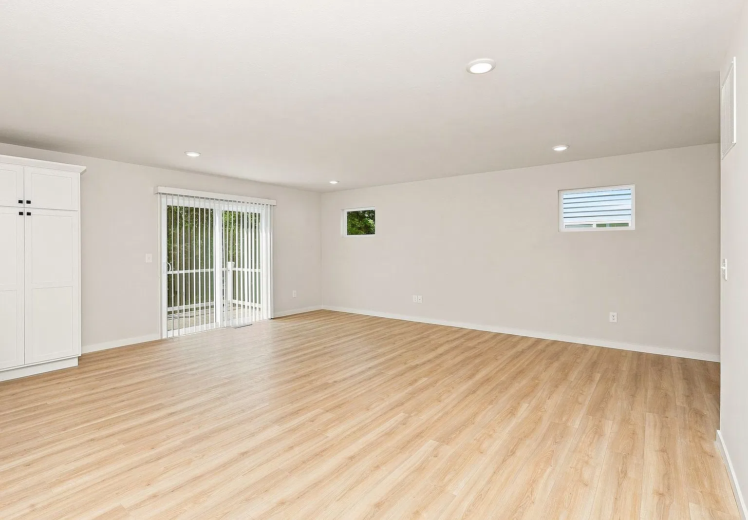 1 Month FREE Rent! Applied to Your First Full Month. Terms & Conditions Apply. — Photo 4