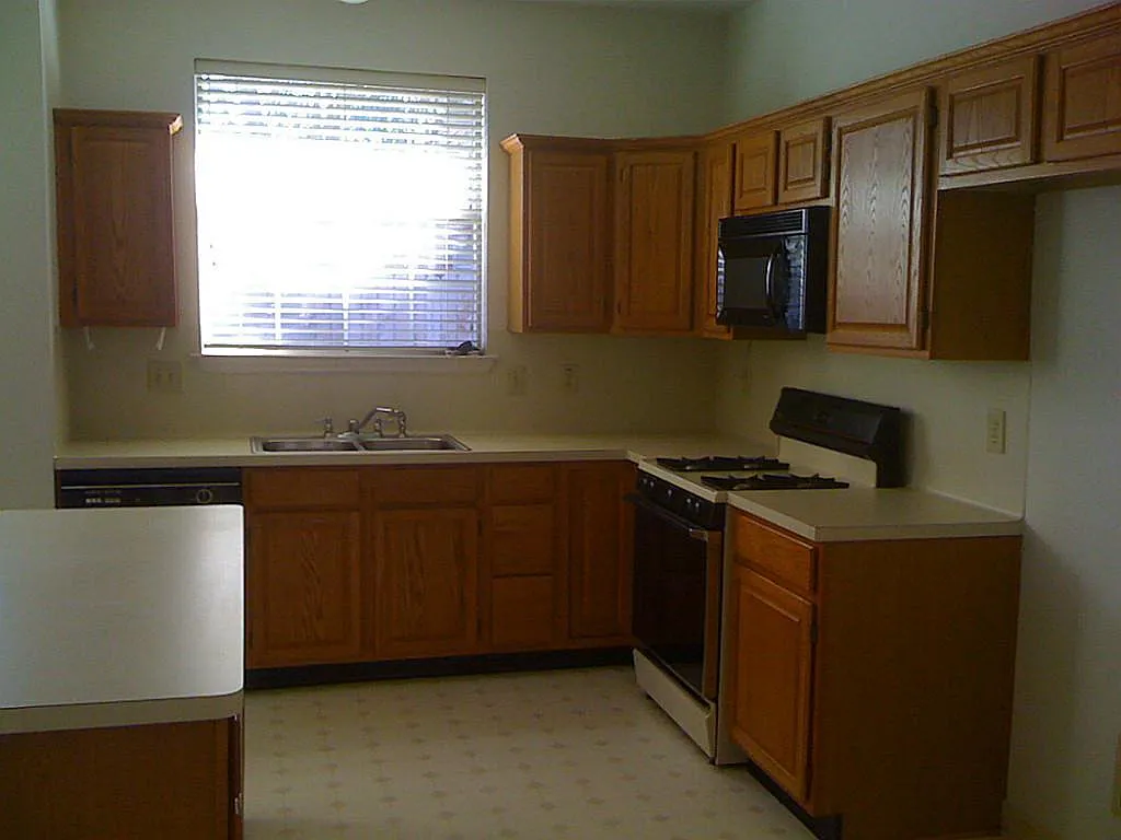 3 bed, 2.0 bath, 1951 sqft, $1,900 — Photo 3