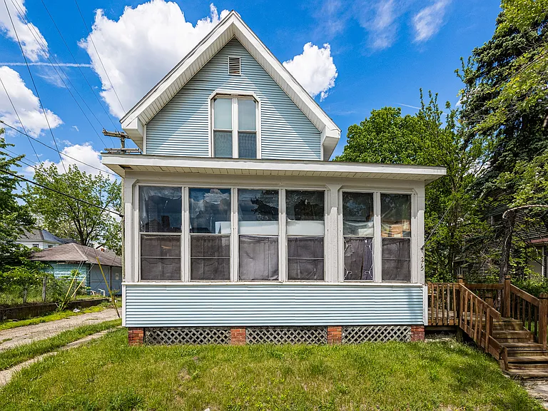 215 E South St — Photo 1