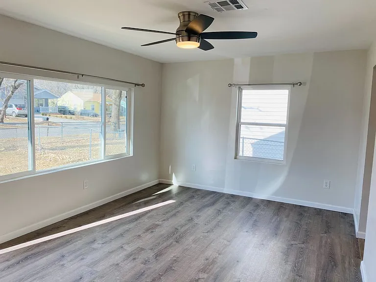 1227 N Eisenhower Dr — Photo 2