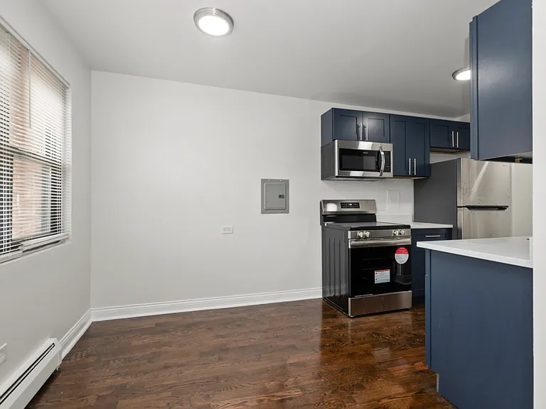 8039 S King Dr — Photo 4