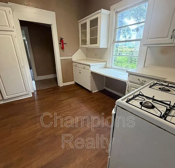 1604 Dudley Ave — Photo 5
