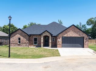 717 Cobblestone Cir, Mabank, TX 75147