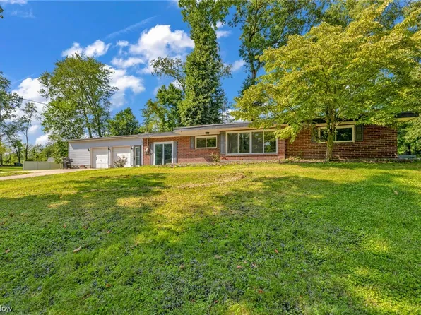 7049 Pine Grove Dr, Hubbard, OH 44425