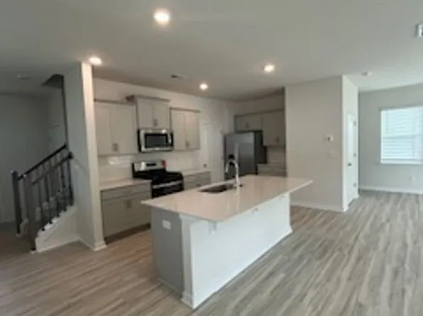 608 13th Avenue Dr NE, Hickory, NC