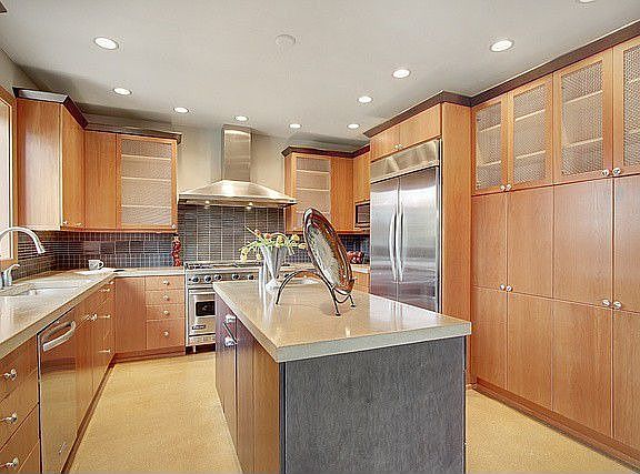 DBL Sinks, Good Counter-Space, And "Viking" Range Make Cooking Fun Here...............