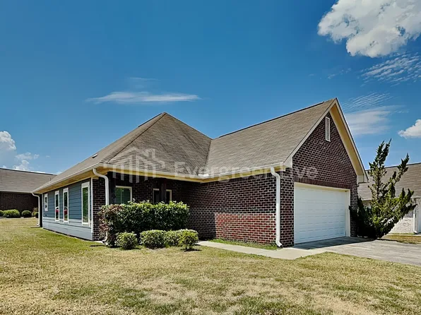 246 Ivy Hills Cir, Calera, AL 35040