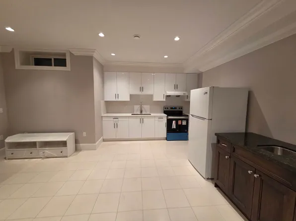 4758 Bond St, Burnaby, BC V5H 1H1