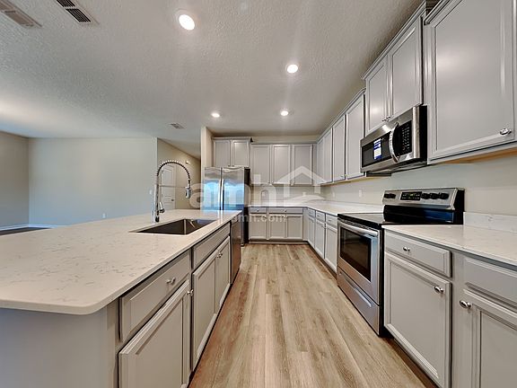 3rd image of 215 Edge Park Trl