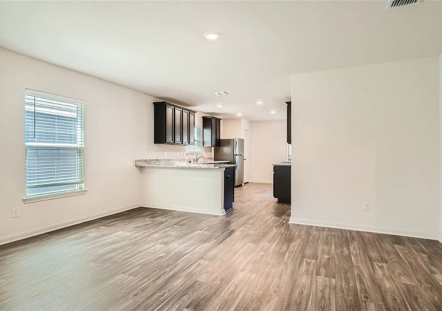 You dont want to miss this one!! 4 bedrooms! — Photo 3