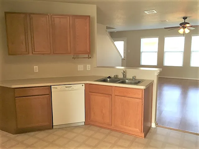 5 bed, 2.5 bath, 2695 sqft, $2,415 — Photo 4