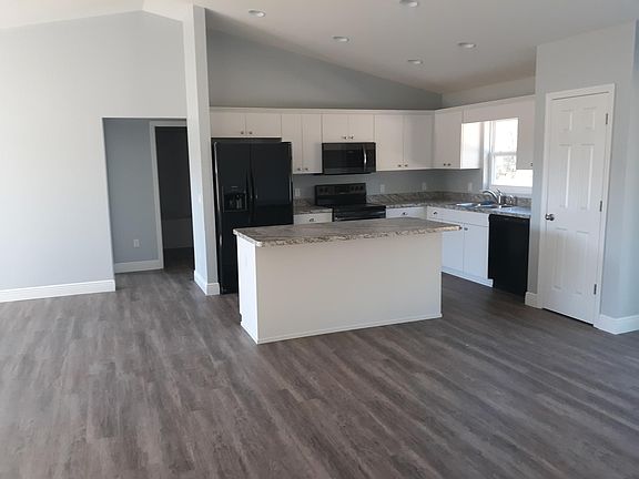 4th image of 4760 NE 36th Ave