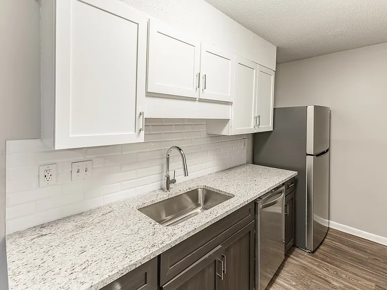 Silverstone Apartments — Photo 22