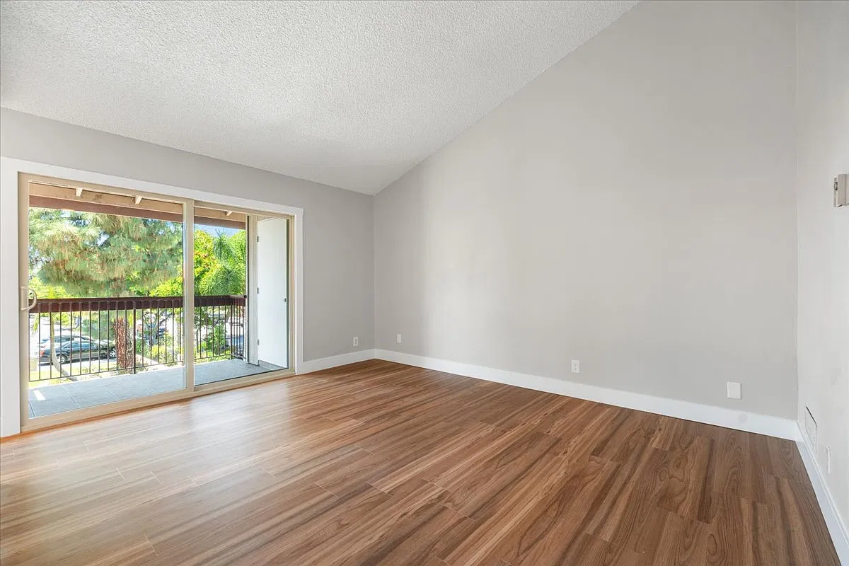 2 bed, 1.5 bath, 884 sqft, $2,500 — Photo 3