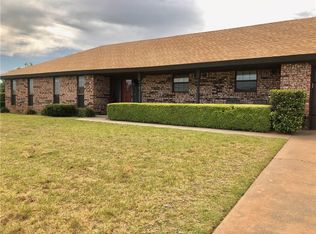 8 W Fairway Dr, Sayre, OK 73662