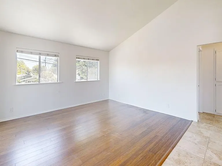 2BD/1BA Apartment in Belmont Heights — Photo 3