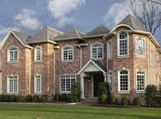 16 Laurence Ct, Closter, NJ 07624