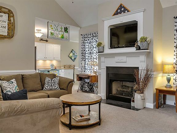 3rd image of 411 Old Farm Dr