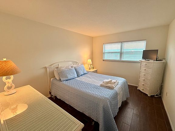 5th image of 611 Gulf Dr N Unit B24