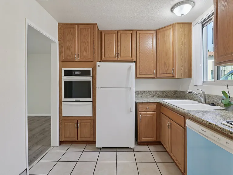 La Jollan Townhomes — Photo 11
