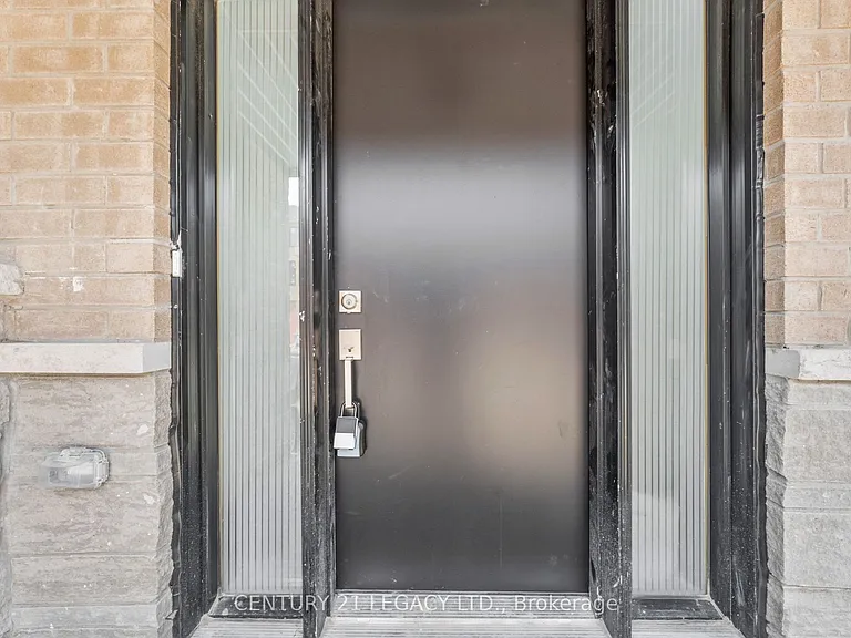 131 Blue Forest Cres — Photo 2