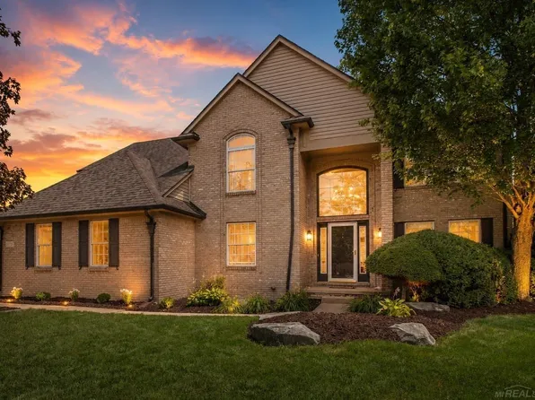 19573 Tanglewood Cir, Clinton Township, MI 48038