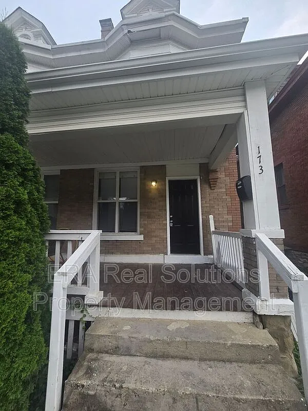 4 bed, 2.0 bath, 1830 sqft, $2,100 — Photo 3