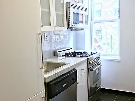 3rd image of 780 Greenwich St APT 4C