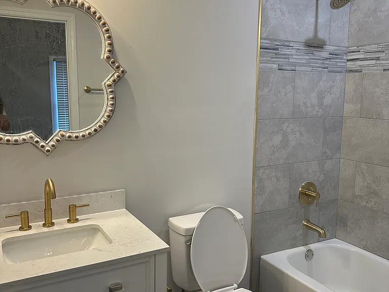 726 W Victory Dr — Photo 5
