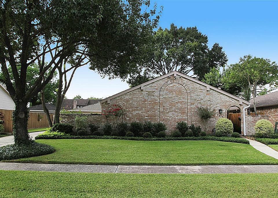 Beautifully maintained inside and out, this lovely home faces north on a quiet cul de sac street. Lu