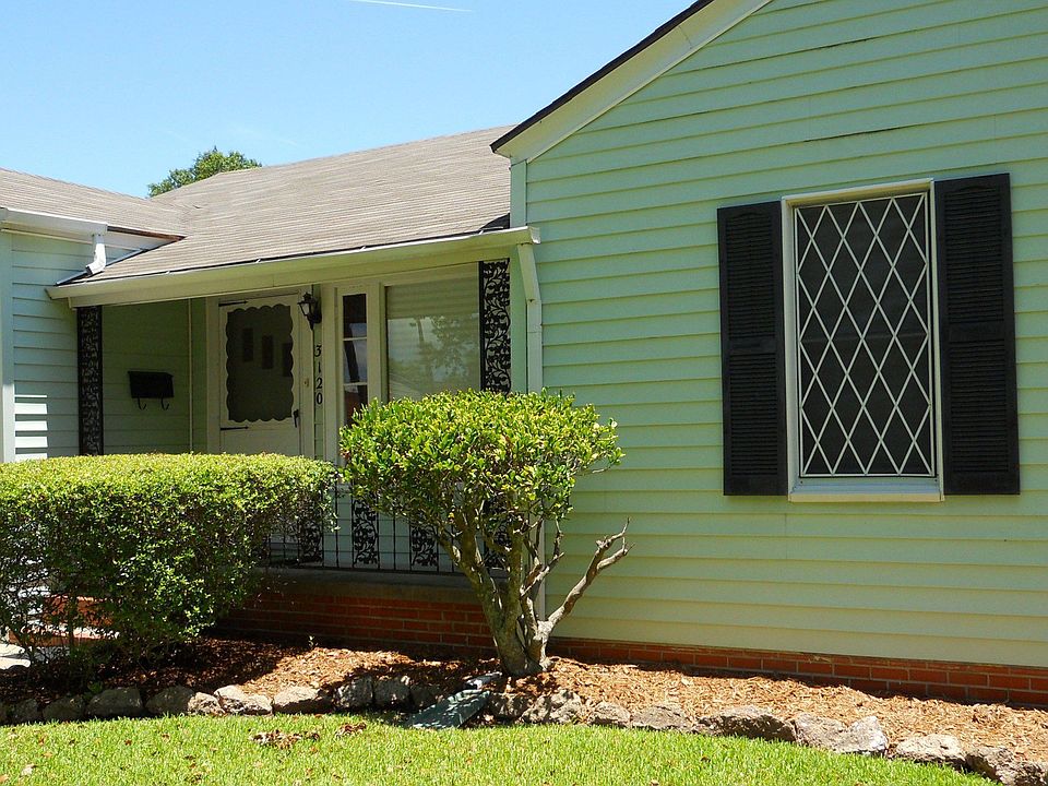 Covered Porch Entry, Auto Garage Door