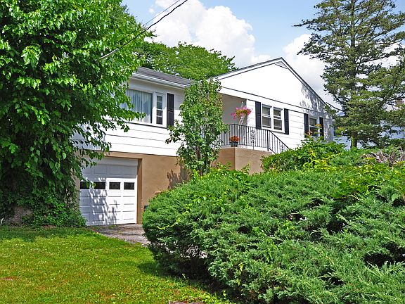 3rd image of 18 Entrance Ct