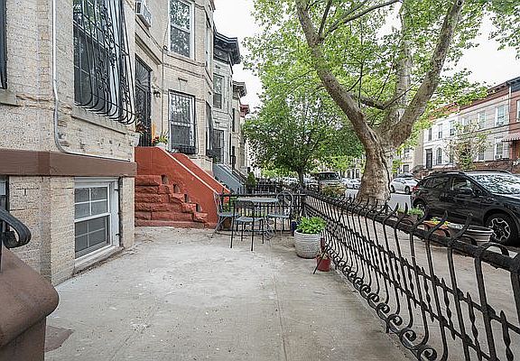 3rd image of 453 Bainbridge St #1L