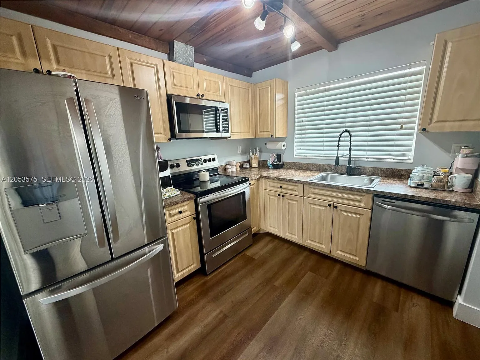 Devon-Aire Villas Sec 4 — Photo 4